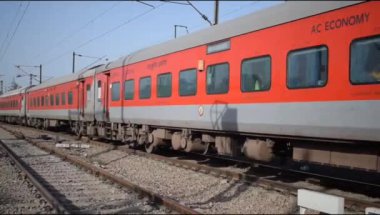 Delhi, Hindistan, Haziran 09 2024 - Anand Vihar tren istasyonundan kalkan Hint ekspres treni, Delhi tren istasyonunda Renkli Ekspres tren