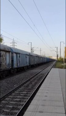Delhi, Hindistan, Haziran 09 2024 - Anand Vihar tren istasyonundan kalkan Hint ekspres treni, Delhi tren istasyonunda Renkli Ekspres tren