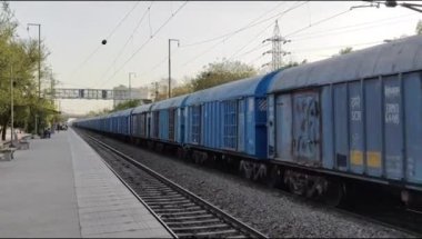 Delhi, Hindistan, Haziran 09 2024 - Anand Vihar tren istasyonundan kalkan Hint ekspres treni, Delhi tren istasyonunda Renkli Ekspres tren