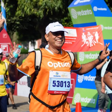 Yeni Delhi, Hindistan - 15 Ekim 2023 - Bitmek üzere olan maraton katılımcılarının bitiş çizgisini geçmek üzere olan Delhi Yarı Maratonu 2023