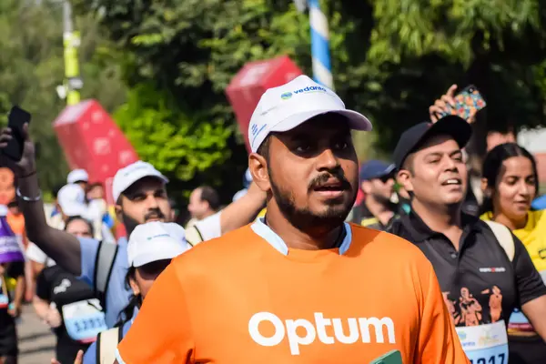 Yeni Delhi, Hindistan - 15 Ekim 2023 - Bitmek üzere olan maraton katılımcılarının bitiş çizgisini geçmek üzere olan Delhi Yarı Maratonu 2023