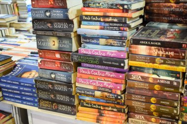 Yeni Delhi, Hindistan, 17 Şubat 2024 - Delhi Uluslararası Kitap Fuarı 'ndaki bir kitapçıda raflarda bulunan çeşitli kitaplar, Bharat Mandapam Kompleksi' ndeki Yıllık Kitap Fuarı 'nda sergilenen kitaplar