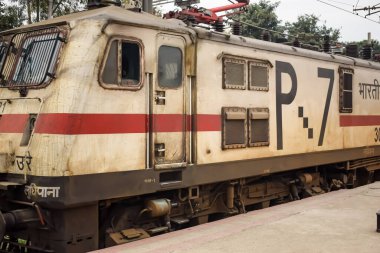Amritsar, Hindistan, 3 Haziran 2024 - Amritsar tren istasyonunda gündüz vakti Hint elektrikli lokomotif motoru, Amritsar Shatabdi elektrikli lokomotif motoru