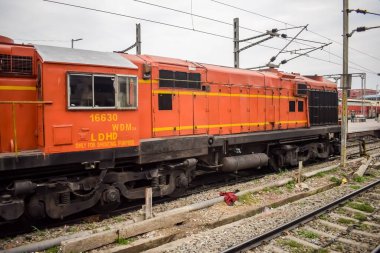 Amritsar, Hindistan, 3 Haziran 2024 - Amritsar tren istasyonunda gündüz vakti Hint elektrikli lokomotif motoru, Amritsar Shatabdi elektrikli lokomotif motoru