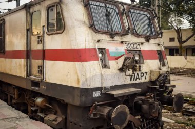 Amritsar, Hindistan, 3 Haziran 2024 - Amritsar tren istasyonunda gündüz vakti Hint elektrikli lokomotif motoru, Amritsar Shatabdi elektrikli lokomotif motoru