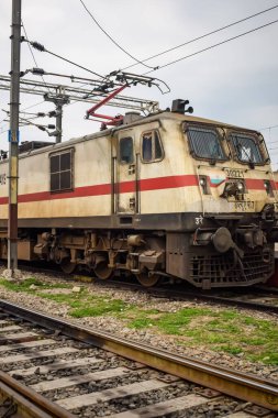 Amritsar, Hindistan, 3 Haziran 2024 - Amritsar tren istasyonunda gündüz vakti Hint elektrikli lokomotif motoru, Amritsar Shatabdi elektrikli lokomotif motoru