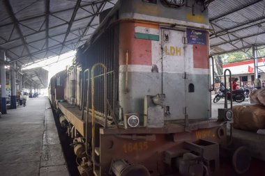 Amritsar, Hindistan, 3 Haziran 2024 - Amritsar tren istasyonunda gündüz vakti Hint elektrikli lokomotif motoru, Amritsar Shatabdi elektrikli lokomotif motoru
