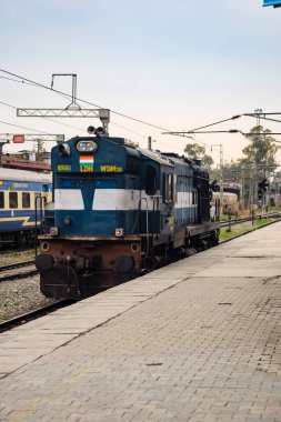 Amritsar, Hindistan, 3 Haziran 2024 - Amritsar tren istasyonunda gündüz vakti Hint elektrikli lokomotif motoru, Amritsar Shatabdi elektrikli lokomotif motoru