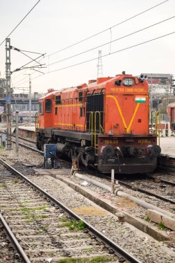 Amritsar, Hindistan, 3 Haziran 2024 - Amritsar tren istasyonunda gündüz vakti Hint elektrikli lokomotif motoru, Amritsar Shatabdi elektrikli lokomotif motoru