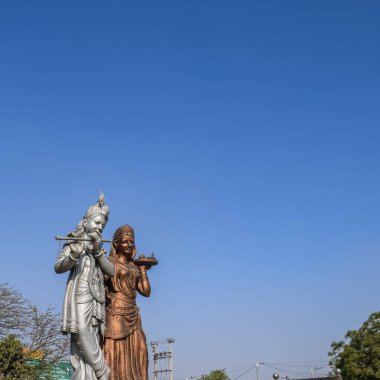 Delhi Uluslararası Havalimanı, Delhi, Hindistan, Lord Krishna ve Radha 'nın büyük heykeli Mahipalpur, Delhi' de gökyüzüne değen büyük bir heykel.