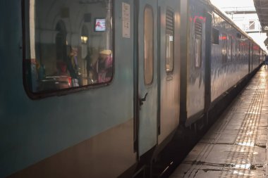 Delhi, Hindistan, Haziran 09 2024 - Anand Vihar tren istasyonundan kalkan Hint ekspres treni, Delhi tren istasyonunda Renkli Ekspres tren