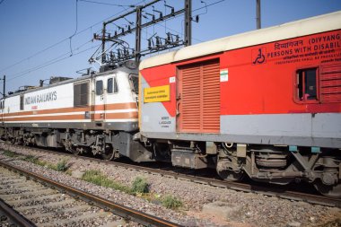 Delhi, Hindistan, Haziran 09 2024 - Anand Vihar tren istasyonundan kalkan Hint ekspres treni, Delhi tren istasyonunda Renkli Ekspres tren