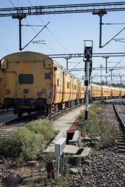 Delhi, Hindistan, Haziran 09 2024 - Anand Vihar tren istasyonundan kalkan Hint ekspres treni, Delhi tren istasyonunda Renkli Ekspres tren