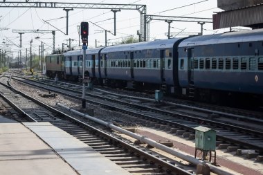 Delhi, Hindistan, Haziran 09 2024 - Anand Vihar tren istasyonundan kalkan Hint ekspres treni, Delhi tren istasyonunda Renkli Ekspres tren