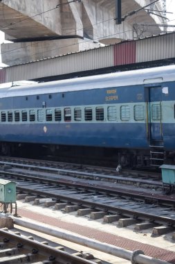 Delhi, Hindistan, Haziran 09 2024 - Anand Vihar tren istasyonundan kalkan Hint ekspres treni, Delhi tren istasyonunda Renkli Ekspres tren