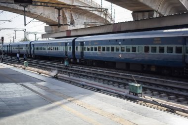 Delhi, Hindistan, Haziran 09 2024 - Anand Vihar tren istasyonundan kalkan Hint ekspres treni, Delhi tren istasyonunda Renkli Ekspres tren
