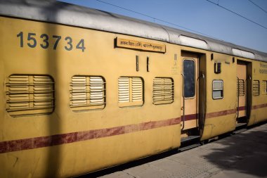 Delhi, Hindistan, Haziran 09 2024 - Anand Vihar tren istasyonundan kalkan Hint ekspres treni, Delhi tren istasyonunda Renkli Ekspres tren