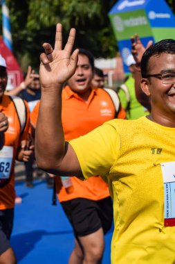 Yeni Delhi, Hindistan - 15 Ekim 2023 - Bitmek üzere olan maraton katılımcılarının bitiş çizgisini geçmek üzere olan Delhi Yarı Maratonu 2023