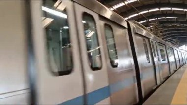 Yeni Delhi, Hindistan, 12 Temmuz 2024 - Delhi treni Yeni Delhi, Hindistan, Asya 'daki Jhandewalan metro istasyonuna varıyor.