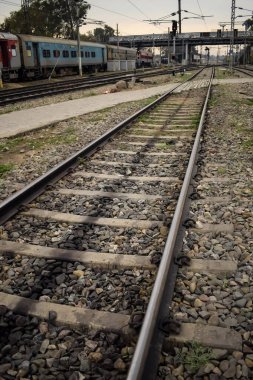 Hindistan 'daki Kathgodam tren istasyonu, tren yolu manzarası, Hint tren yolu kavşağı, ağır sanayi