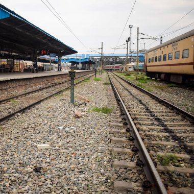 Hindistan 'daki Kathgodam tren istasyonu, tren yolu manzarası, Hint tren yolu kavşağı, ağır sanayi