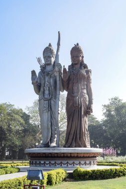 Delhi Uluslararası Havalimanı, Delhi, Hindistan, Lord Ram ve Sita 'nın büyük heykeli Mahipalpur, Delhi' de gökyüzüne dokunuyor.