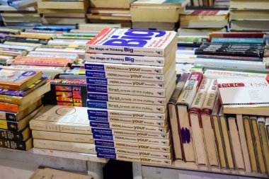 Yeni Delhi, Hindistan, 17 Şubat 2024 - Delhi Uluslararası Kitap Fuarı 'ndaki bir kitapçıda raflarda bulunan çeşitli kitaplar, Bharat Mandapam Kompleksi' ndeki Yıllık Kitap Fuarı 'nda sergilenen kitaplar