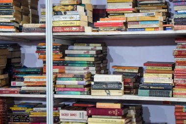 Yeni Delhi, Hindistan, 17 Şubat 2024 - Delhi Uluslararası Kitap Fuarı 'ndaki bir kitapçıda raflarda bulunan çeşitli kitaplar, Bharat Mandapam Kompleksi' ndeki Yıllık Kitap Fuarı 'nda sergilenen kitaplar