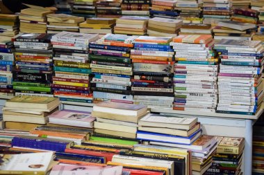 Yeni Delhi, Hindistan, 17 Şubat 2024 - Delhi Uluslararası Kitap Fuarı 'ndaki bir kitapçıda raflarda bulunan çeşitli kitaplar, Bharat Mandapam Kompleksi' ndeki Yıllık Kitap Fuarı 'nda sergilenen kitaplar