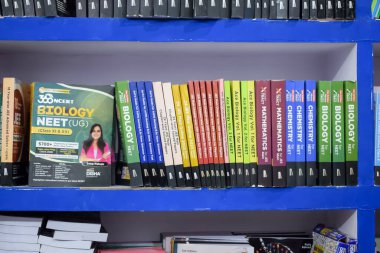 Yeni Delhi, Hindistan, 17 Şubat 2024 - Delhi Uluslararası Kitap Fuarı 'ndaki bir kitapçıda raflarda bulunan çeşitli kitaplar, Bharat Mandapam Kompleksi' ndeki Yıllık Kitap Fuarı 'nda sergilenen kitaplar