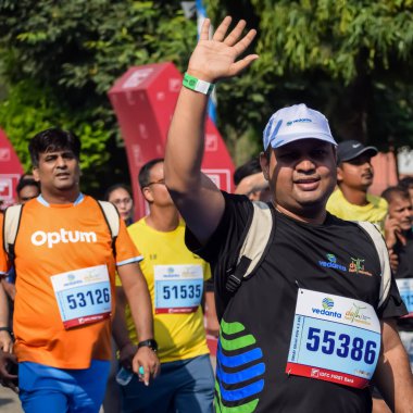 Yeni Delhi, Hindistan - 15 Ekim 2023 - Bitmek üzere olan maraton katılımcılarının bitiş çizgisini geçmek üzere olan Delhi Yarı Maratonu 2023