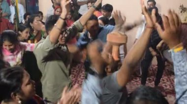 Delhi, Hindistan, Ekim 02: 2023 - Durga Idol 'un önünde ruhani dans yapan dindarlar, Durga Puja kutlamaları için Jhilmil Kolonisi Delhi' deki Kali Bari tapınağı, Durga utsav festivali, Ekim 2023