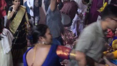 Delhi, Hindistan, Ekim 02: 2023 - Durga Idol 'un önünde ruhani dans yapan dindarlar, Durga Puja kutlamaları için Jhilmil Kolonisi Delhi' deki Kali Bari tapınağı, Durga utsav festivali, Ekim 2023
