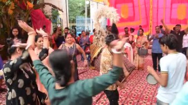 Delhi, Hindistan, Ekim 02: 2023 - Durga Idol 'un önünde ruhani dans yapan dindarlar, Durga Puja kutlamaları için Jhilmil Kolonisi Delhi' deki Kali Bari tapınağı, Durga utsav festivali, Ekim 2023