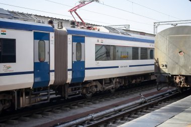 Delhi, Hindistan, Haziran 09 2024 - Vande Bharat Ekspres treni Delhi 'den Anand Vihar tren istasyonundan Dehradun' a gidiyor, Vande Bharat Hindistan 'ın en hızlı treni