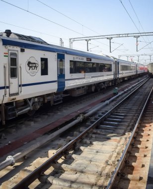 Delhi, Hindistan, Haziran 09 2024 - Vande Bharat Ekspres treni Delhi 'den Anand Vihar tren istasyonundan Dehradun' a gidiyor, Vande Bharat Hindistan 'ın en hızlı treni