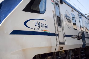 Delhi, Hindistan, Haziran 09 2024 - Vande Bharat Ekspres treni Delhi 'den Anand Vihar tren istasyonundan Dehradun' a gidiyor, Vande Bharat Hindistan 'ın en hızlı treni
