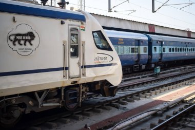 Delhi, Hindistan, Haziran 09 2024 - Vande Bharat Ekspres treni Delhi 'den Anand Vihar tren istasyonundan Dehradun' a gidiyor, Vande Bharat Hindistan 'ın en hızlı treni