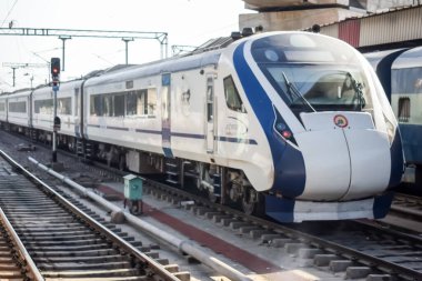 Delhi, Hindistan, Haziran 09 2024 - Vande Bharat Ekspres treni Delhi 'den Anand Vihar tren istasyonundan Dehradun' a gidiyor, Vande Bharat Hindistan 'ın en hızlı treni