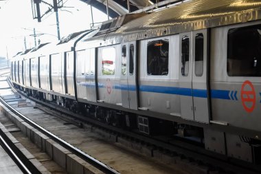 Yeni Delhi, Hindistan, 12 Temmuz 2024 - Delhi treni Yeni Delhi, Hindistan, Asya 'daki Jhandewalan metro istasyonuna varıyor.