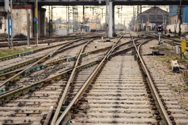 Hindistan 'daki Amritsar tren istasyonu, tren yolu manzarası, Hint tren yolu kavşağı, ağır sanayi