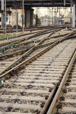 Hindistan 'daki Amritsar tren istasyonu, tren yolu manzarası, Hint tren yolu kavşağı, ağır sanayi