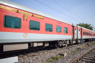 Delhi, Hindistan, Haziran 09 2024 - Anand Vihar tren istasyonundan kalkan Hint ekspres treni, Delhi tren istasyonunda Renkli Ekspres tren