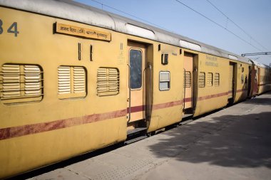 Delhi, Hindistan, Haziran 09 2024 - Anand Vihar tren istasyonundan kalkan Hint ekspres treni, Delhi tren istasyonunda Renkli Ekspres tren