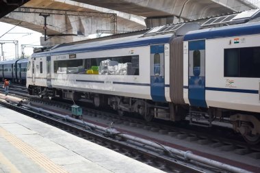 Delhi, Hindistan, Haziran 09 2024 - Vande Bharat Ekspres treni Delhi 'den Anand Vihar tren istasyonundan Dehradun' a gidiyor, Vande Bharat Hindistan 'ın en hızlı treni