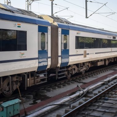 Delhi, Hindistan, Haziran 09 2024 - Vande Bharat Ekspres treni Delhi 'den Anand Vihar tren istasyonundan Dehradun' a gidiyor, Vande Bharat Hindistan 'ın en hızlı treni
