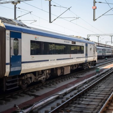 Delhi, Hindistan, Haziran 09 2024 - Vande Bharat Ekspres treni Delhi 'den Anand Vihar tren istasyonundan Dehradun' a gidiyor, Vande Bharat Hindistan 'ın en hızlı treni