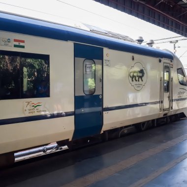 Delhi, Hindistan, Haziran 09 2024 - Vande Bharat Ekspres treni Delhi 'den Anand Vihar tren istasyonundan Dehradun' a gidiyor, Vande Bharat Hindistan 'ın en hızlı treni