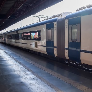 Delhi, Hindistan, Haziran 09 2024 - Vande Bharat Ekspres treni Delhi 'den Anand Vihar tren istasyonundan Dehradun' a gidiyor, Vande Bharat Hindistan 'ın en hızlı treni