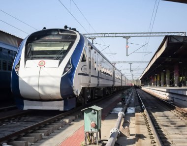 Delhi, Hindistan, Haziran 09 2024 - Vande Bharat Ekspres treni Delhi 'den Anand Vihar tren istasyonundan Dehradun' a gidiyor, Vande Bharat Hindistan 'ın en hızlı treni